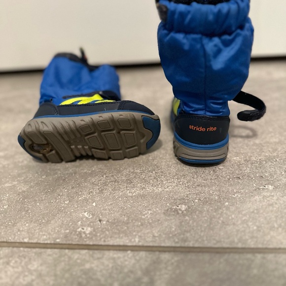Gently used Stride Rite winter boots size 5 toddler - Picture 2 of 3